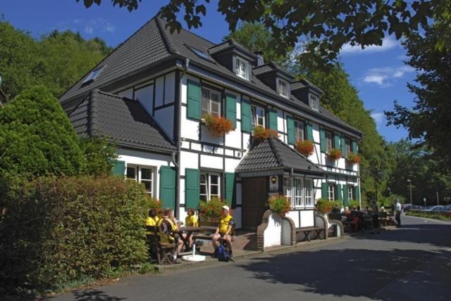 Wisskirchen Hotel & Restaurant Odenthal Exterior photo